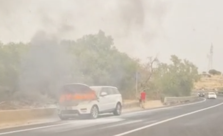 Suv in fiamme sulla Ragusa-Modica