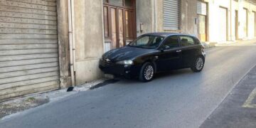 Modica, abbandona l’auto dopo un incidente stradale: traffico in tilt