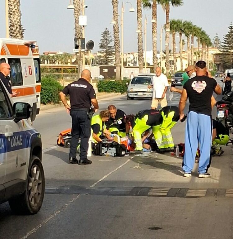 Cade con la bici a Donnalucata, grave un anziano