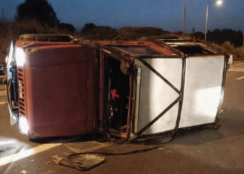 Incidente all’alba a Marina di Modica, auto si ribalta