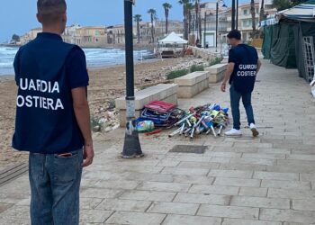 Sequestrati 84 ombrelloni lungo le spiagge dello Sciclitano