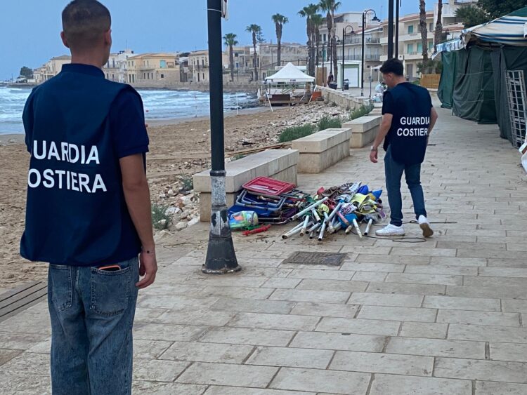 Sequestrati 84 ombrelloni lungo le spiagge dello Sciclitano