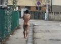 Vittoria, gira nudo per strada. Fermato dalla polizia