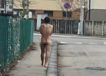 Vittoria, gira nudo per strada. Fermato dalla polizia