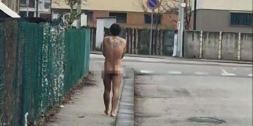 Vittoria, gira nudo per strada. Fermato dalla polizia