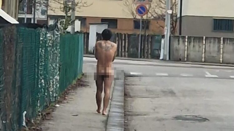 Vittoria, gira nudo per strada. Fermato dalla polizia