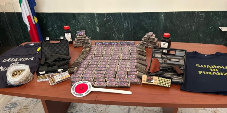 Viaggiava con 12,8 chili di hashish e armi: arrestato un comisano