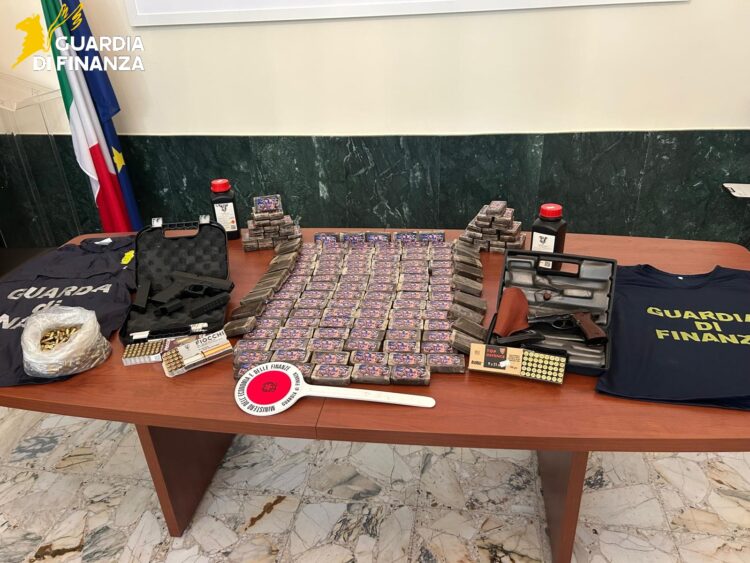 Viaggiava con 12,8 chili di hashish e armi: arrestato un comisano