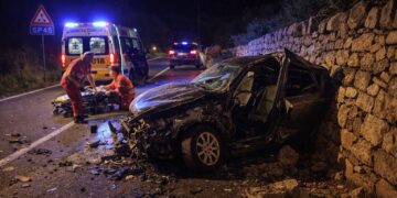 Incidente nella notte sulla Modica-Pozzallo, grave un uomo rimasto intrappolato tra le lamiere