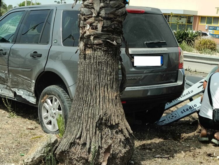 Vittoria, violento scontro alla Fontana della Pace: un ferito
