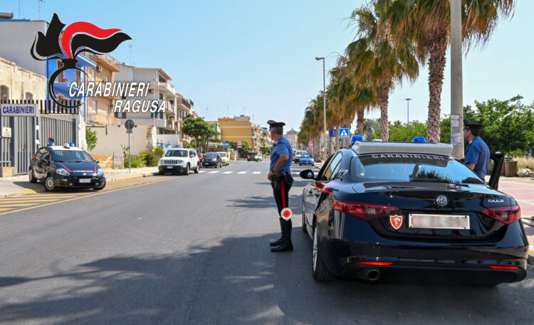 Pozzallo, maltratta i genitori e aggredisce i carabinieri con un taglierino