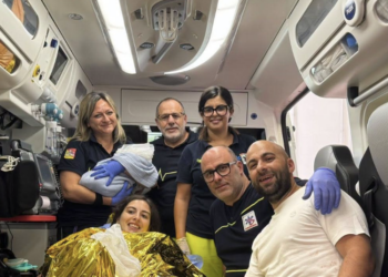 Partorisce in casa a Ragusa, assistita dai sanitari del 118