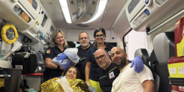 Partorisce in casa a Ragusa, assistita dai sanitari del 118
