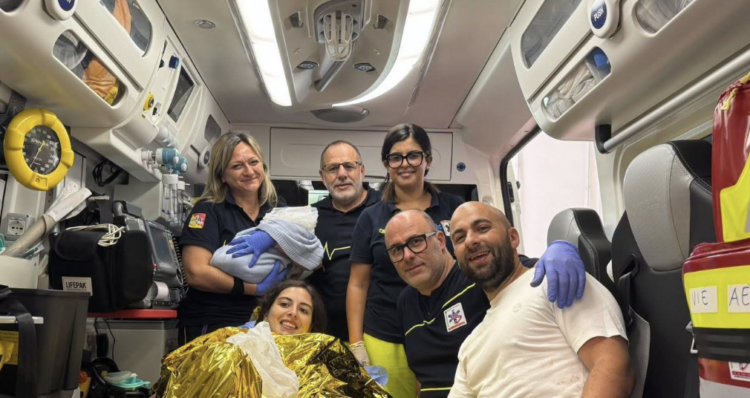 Partorisce in casa a Ragusa, assistita dai sanitari del 118