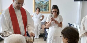 Ragusa, la reliquia del braccio di San Giovanni dà conforto agli anziani