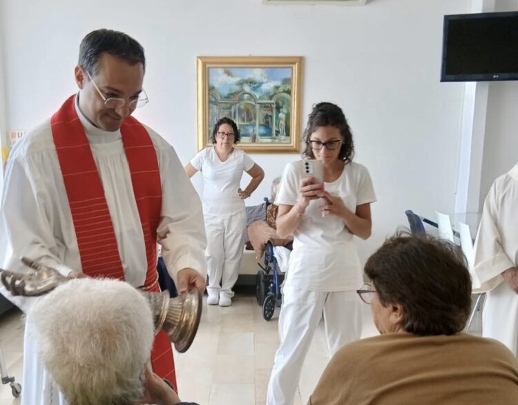 Ragusa, la reliquia del braccio di San Giovanni dà conforto agli anziani