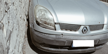 Modica, sasso dal cavalcavia. Auto danneggiata