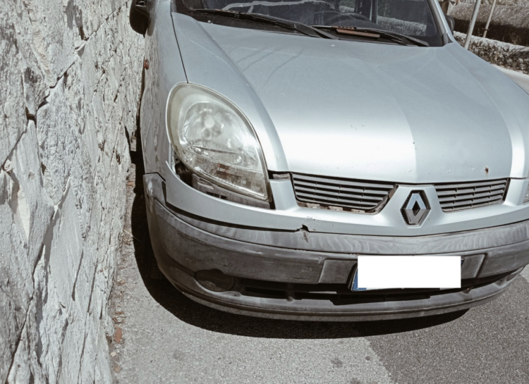 Modica, sasso dal cavalcavia. Auto danneggiata