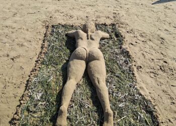 La donna di sabbia sulla spiaggia di Donnalucata