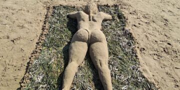 La donna di sabbia sulla spiaggia di Donnalucata