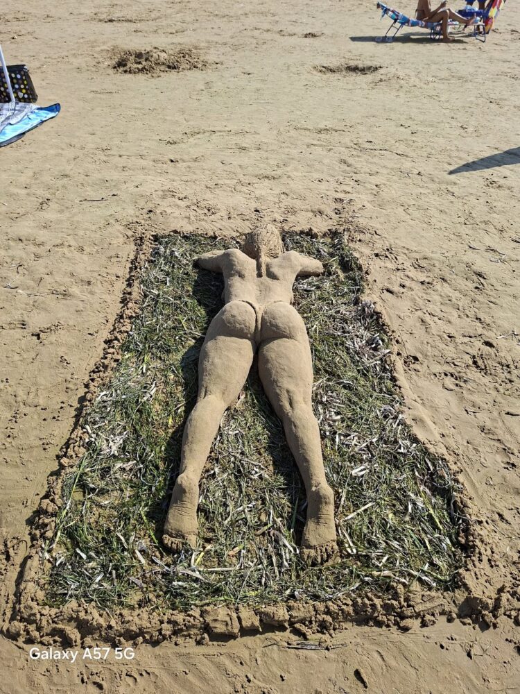 La donna di sabbia sulla spiaggia di Donnalucata