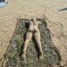 La donna di sabbia sulla spiaggia di Donnalucata