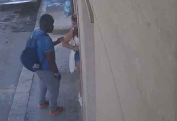 Vittoria, la insegue fin sotto casa e cerca di rubarle il cellulare