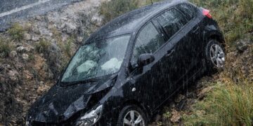 Modica-Pozzallo, auto finisce nella scarpata