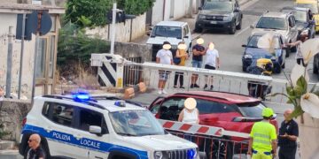 Via Paestum a Ragusa, ancora un’auto intrappolata dentro il passaggio a livello
