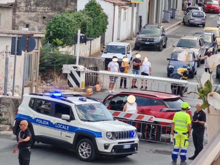 Via Paestum a Ragusa, ancora un’auto intrappolata dentro il passaggio a livello