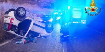 Si ribalta con l’auto: feriti madre e tre figli minori