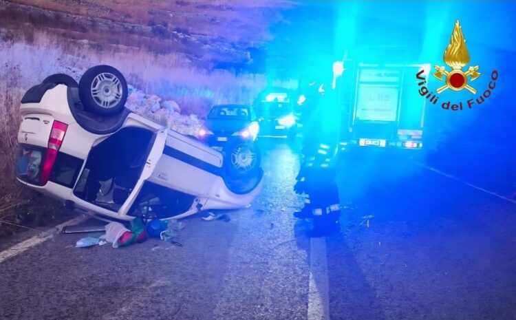 Si ribalta con l’auto: feriti madre e tre figli minori