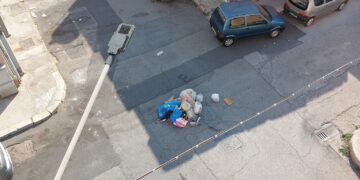 Vittoria, rifiuti non raccolti da giorni al centro di un crocevia