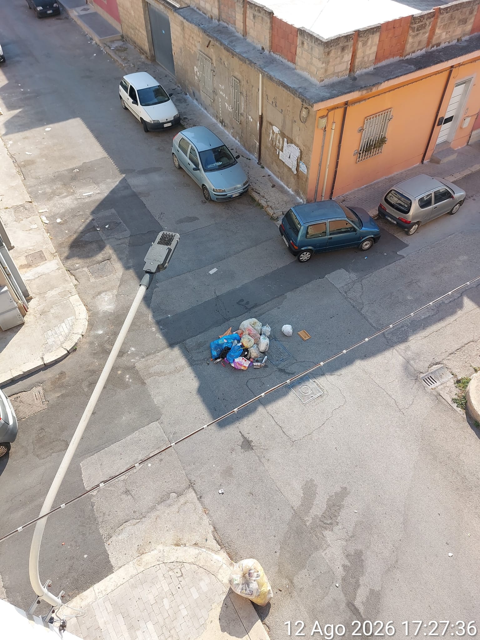 Vittoria, rifiuti non raccolti da giorni al centro di un crocevia