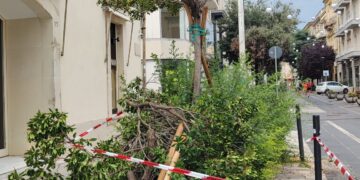 Forte vento e pioggia a Ragusa, danni in via Roma