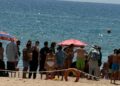 Arresto cardiaco in spiaggia, salvato da tre medici bagnanti