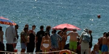 Arresto cardiaco in spiaggia, salvato da tre medici bagnanti