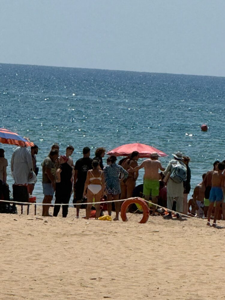 Arresto cardiaco in spiaggia, salvato da tre medici bagnanti