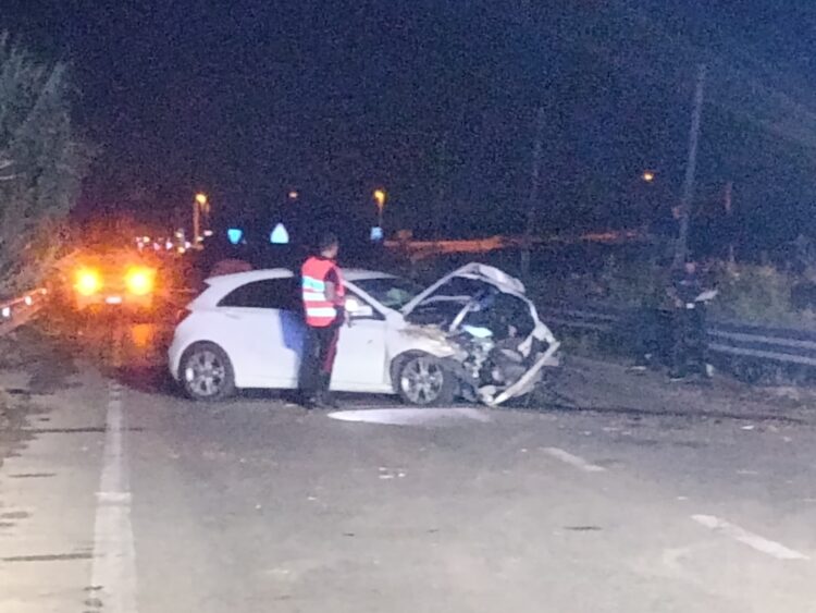 Violento sconto tra auto e trattore sulla S. Croce-Comiso: un ferito in prognosi riservata