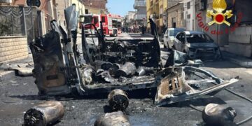Vittoria, furgone medicale in fiamme: esplodono le bombole