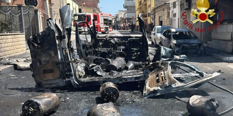 Vittoria, furgone medicale in fiamme: esplodono le bombole