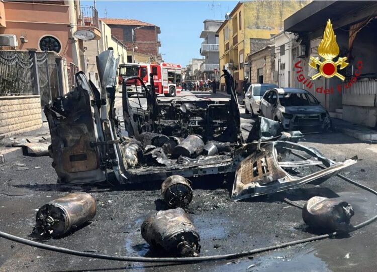 Vittoria, furgone medicale in fiamme: esplodono le bombole