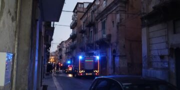 Ragusa, esplode condizionatore in una casa di via Mario Leggio: vigili del fuoco in azione