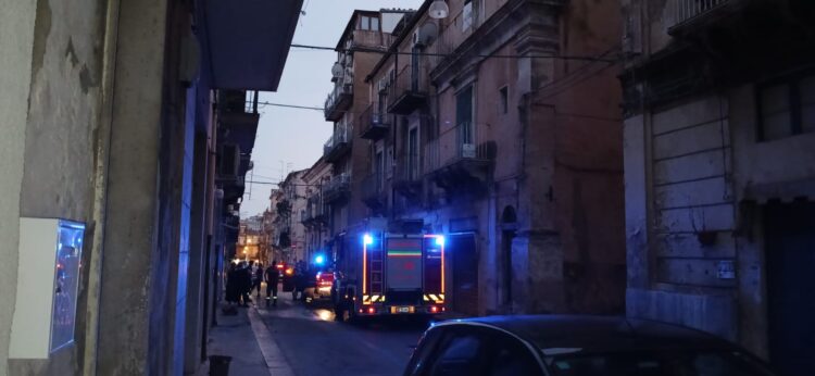 Ragusa, esplode condizionatore in una casa di via Mario Leggio: vigili del fuoco in azione