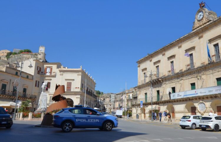 Modica, brandisce un coltello contro i poliziotti: arrestato 26enne
