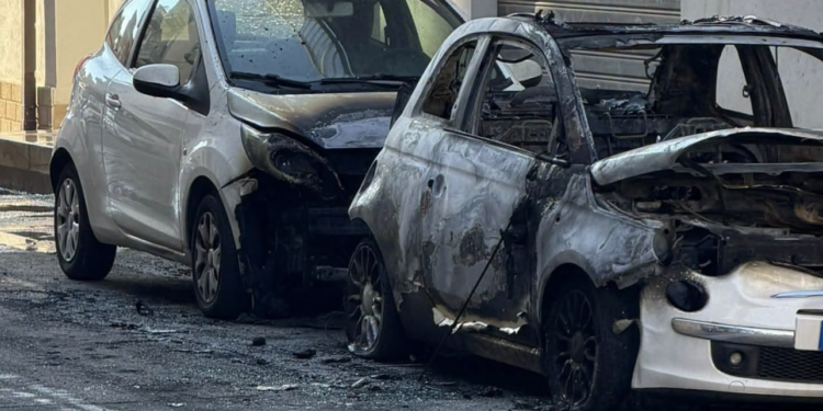 Vittoria, auto data alle fiamme in via Coria