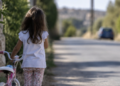 Scicli, bambina da sola sulla strada: 25enne la ferma e la mette al sicuro