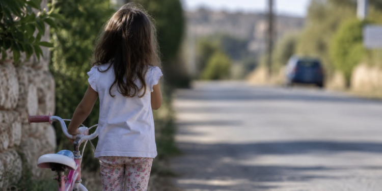 Scicli, bambina da sola sulla strada: 25enne la ferma e la mette al sicuro