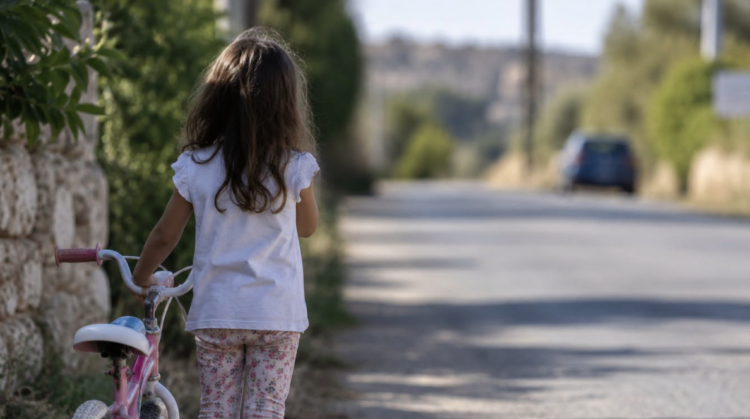 Scicli, bambina da sola sulla strada: 25enne la ferma e la mette al sicuro