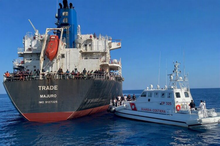 Pozzallo, soccorsi 44 migranti al largo della Sicilia